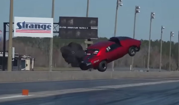 Chevrolet Camaro độ 3.500 mã lực gặp sự cố "bay lên trời" trên đường đua drag, nhưng hạ cánh an toàn