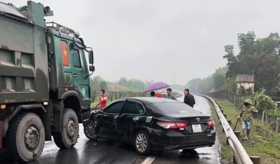 Video: Chuyển làn ẩu, ô tô con Toyota Camry bị xe ben tông trúng trên cao tốc Hà Nội - Thái Nguyên