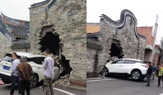 Video: Nữ tài xế tông liên hoàn cả ô tô lẫn xe đạp điện rồi đâm thủng tường của ngôi nhà cổ