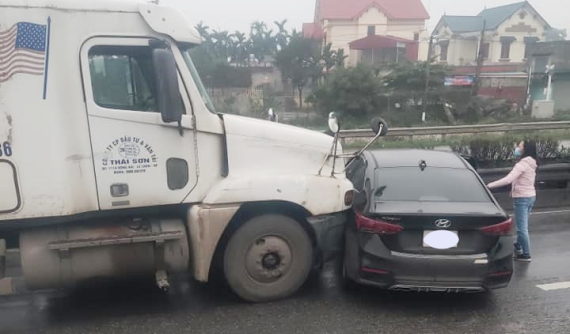 Video: Hyundai Elantra do nữ lái bị xe container tông xoay ngang mặt đường