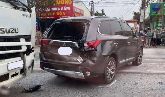 Thanh Hoá: Xe tải tông đuôi xe Mitsubishi Outlander khiến QL1A ùn tắc giao thông