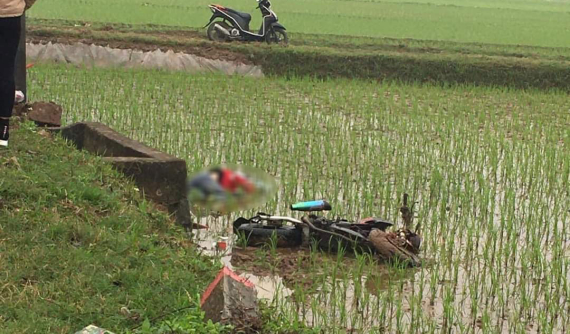Hà Nội: Tông đổ cột mốc và lao xuống ruộng, nam thanh niên đi mô tô tử vong