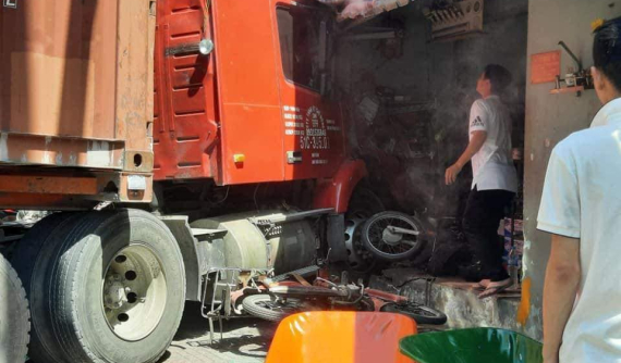 Xe container lao vào cửa hàng bán đồ điện dưới gầm cầu Phú Mỹ, một người tử vong