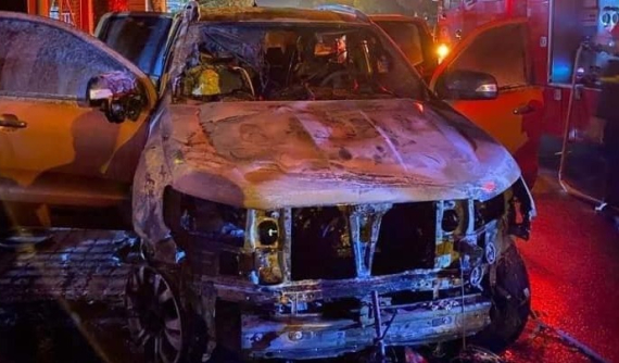 Bình Dương: Xe bán tải kéo lê xe máy lên vỉa hè rồi bốc cháy, 1 người tử vong