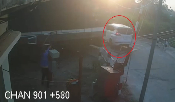 Video quay lại khoảnh khắc chiếc ô tô Mitsubishi Xpander bị tàu hỏa tông trúng tại Quảng Ngãi