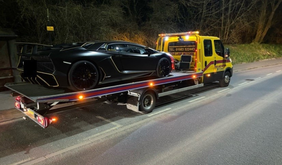 Bị tịch thu siêu xe vì có tiền mua Lamborghini Aventador SV nhưng lại không chịu trả phí đường bộ