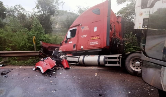 Quảng Ninh: Xe container ôm cua mất lái, lao vào dải phân cách bên đường