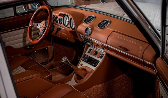 Lada VAZ 2101 cổ điển hóa thành "xe đẳng cấp" nhờ nội thất độ cực sang trọng