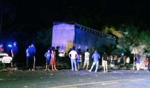 Quảng Trị: Ô tô tải lao vào vách núi, tài xế tử vong trong cabin