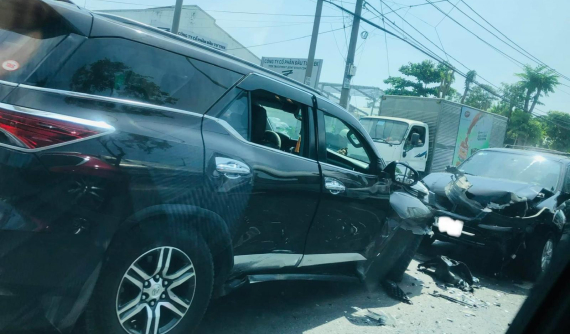 Video: Tai nạn liên hoàn giữa 3 ô tô trên QL22 khiến cư dân mạng khó hiểu với tình trạng xe Toyota Fortuner