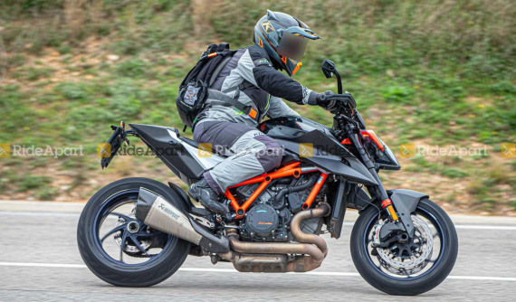 Super Naked hiệu năng cao KTM 1290 Super Duke RR lộ diện với dàn áo bằng sợi carbon