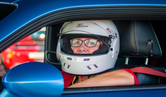 Thán phục bà lão 75 tuổi nhưng vẫn đam mê xe cơ bắp và đua drag