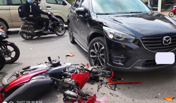 Hải Phòng: Xe máy hư hỏng nặng sau khi tông trúng Mazda CX5 trên đường