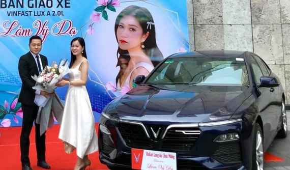 Sau Mercedes-Benz GLC 200, nữ diễn viên Lâm Vỹ Dạ tậu VinFast Lux A2.0