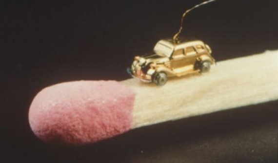 Chiếc xe nhỏ nhất thế giới là một chiếc Toyota AA 1936 với kích thước chỉ như 1 hạt gạo