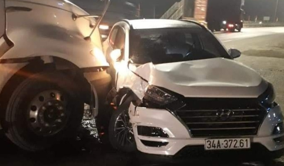 Video: Ô tô Hyundai Tucson lao qua ngã tư như tên bắn, va chạm với xe container trên quốc lộ 5