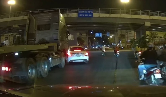 Video xe container va chạm với ô tô Mercedes-Benz C-Class tại ngã tư Hàng Xanh gây tranh cãi