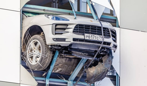 SUV hạng sang Porsche Macan đâm thủng tường của bãi đỗ xe trên cao, suýt rơi xuống bên dưới