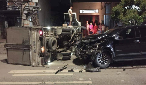 Thái Nguyên: Xe bán tải Chevrolet Colorado nát bét đầu xe sau khi tông lật nghiêng xe tải trên đường