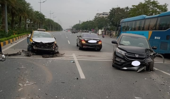 Hà Nội: Tai nạn liên hoàn giữa Mercedes-Benz S-Class với taxi và Honda CR-V khiến 3 ô tô hỏng nặng