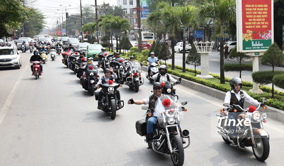 Dàn xe Harley-Davidson đón dâu hoành tráng với Ford F-150 hộ tống