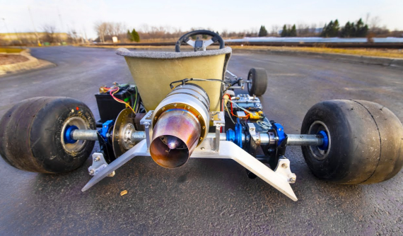 Theo dõi YouTuber lắp đặt động cơ phản lực cho chiếc xe go-kart tí hon