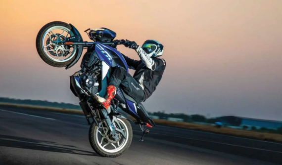 Stunter người Ấn Độ lập kỉ lục người bốc đầu xe máy 400m nhanh nhất thế giới