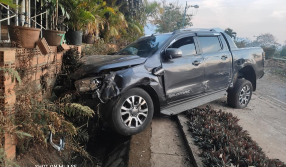 Video: Ford Ranger "cày nát" một đoạn cây xanh trên cao tốc Liên Khương - Prenn trước khi tông vào bức tường