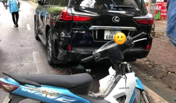 Nam shipper tông xe máy vào "chuyên cơ mặt đất" Lexus LX570 trên đường Hà Nội