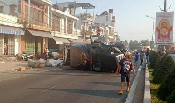 Khánh Hoà: Xe container lật nghiêng, nằm chắn ngang trên Quốc lộ 1A, giao thông ùn tắc