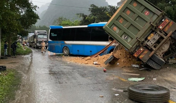 Nghệ An: Xe khách nát bét đầu xe sau va chạm với xe tải, 2 người tử vong