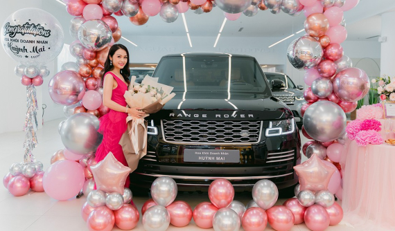 Hoa khôi Doanh nhân Huỳnh Mai mua thêm Range Rover Autobiography LWB trị giá hơn 10 tỷ đồng