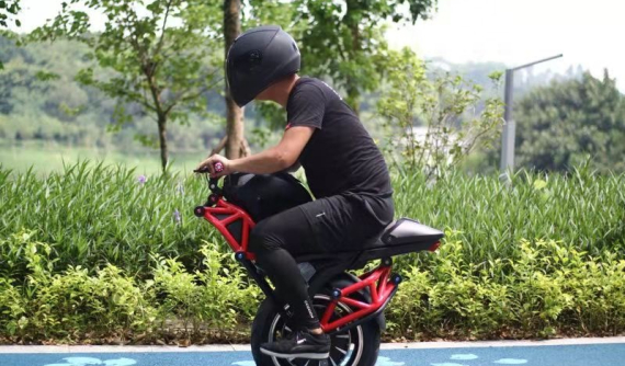 Thích thú với mẫu xe điện dành cho người thích "bốc đầu" đang được bán với mức giá cực tốt trên mạng