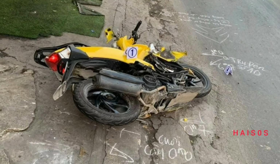 Video: Ô tô chạy lấn làn, va chạm trực diện với xe máy khiến 1 thanh niên tử vong tại Tp. Hồ Chí Minh