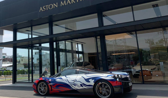 Pagani Huayra của Minh "Nhựa" xuất hiện tại đại lý Aston Martin Việt Nam