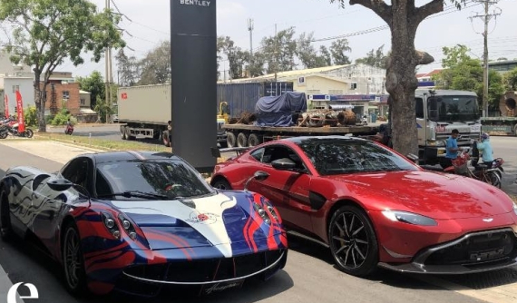 Minh "Nhựa" đăng video Pagani Huayra đọ dáng cùng Aston Martin V8 Vantage