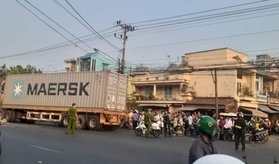 Video quay khoảnh khắc xe container va chạm với xe máy khiến người phụ nữ tử vong tại Long An