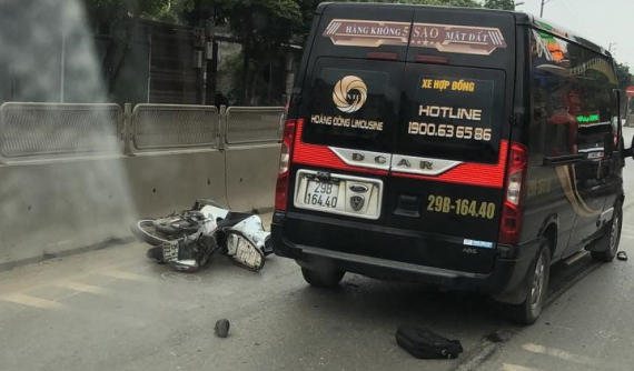 Video: Ô tô khách 16 chỗ lao như tên bắn trên quốc lộ 1A, tông trúng người đi xe máy sang đường