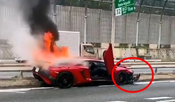 Video quay lại siêu xe hàng hiếm Lamborghini Aventador SV cháy như đuốc trên đường khiến người xem xót xa