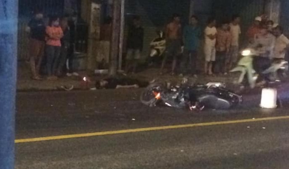 Video: Tông vào cột đèn trên vỉa hè, nam thanh niên đi Honda Winner 150 tử vong tại Củ Chi