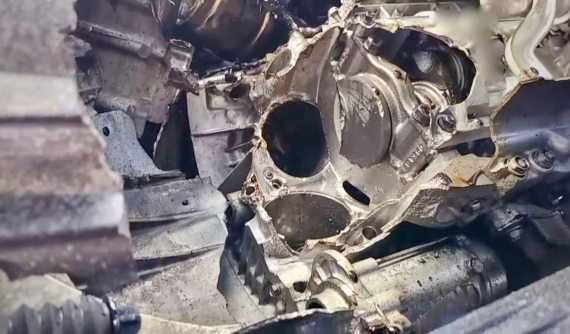 SUV việt dã Jeep Wrangler vỡ động cơ vì bị kéo không đúng cách