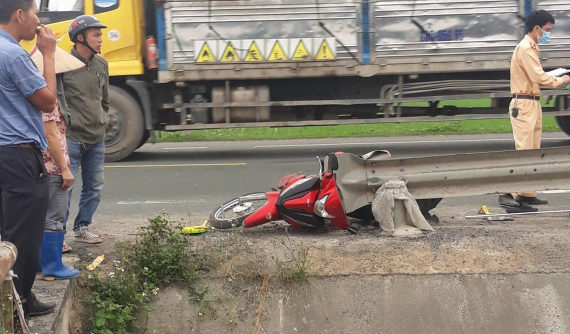 Video: Xe máy sang đường thiếu quan sát, va chạm với ô tô tải khiến 2 chị em thương vong ở Hà Nam