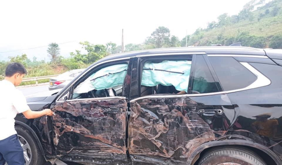 VinFast LUX SA2.0 bung túi khí che kín cửa sổ trong vụ tai nạn liên hoàn giữa 5 ô tô tại Quảng Trị