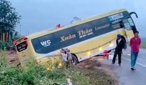 Quảng Trị: Ô tô khách va chạm với xe máy, 1 người phụ nữ tử vong