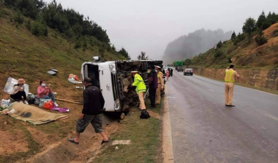 Sơn La: Ô tô khách chở Hội phụ nữ lật ngang vào lề đường, 2 người thương vong