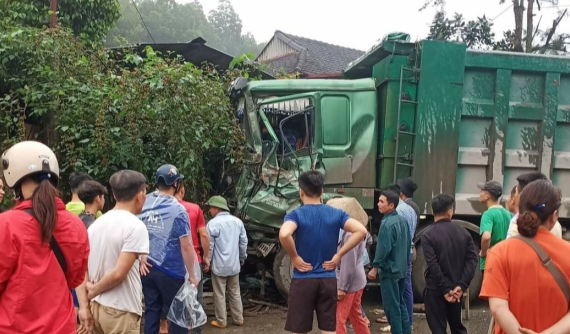 Video: Xe đầu kéo ôm cua ẩu, "vả" trúng đầu xe ben trên quốc lộ 70