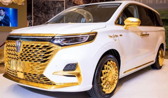 Chói mắt trước chiếc Roewe iMax8 400TGI 2021 mạ vàng óng ánh