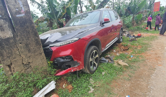 Thái Nguyên: Ô tô VinFast LUX SA2.0 hạ gục hàng loạt cột mốc rồi tông vào cột điện