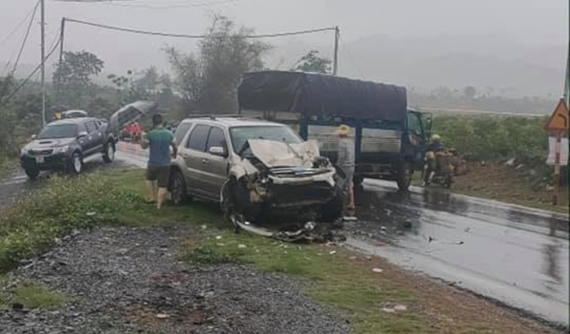 Sơn La: Tai nạn liên hoàn giữa 2 ô tô và xe tải khiến Quốc lộ 6 ùn tắc giao thông