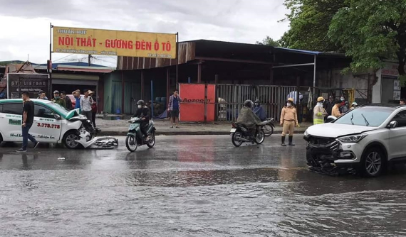 Hải Phòng: Hyundai Santa Fe cùng xe taxi vỡ nát đầu xe sau va chạm trên đường